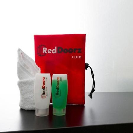 Reddoorz Plus @ Jalan Pemuda Jakarta Exterior photo