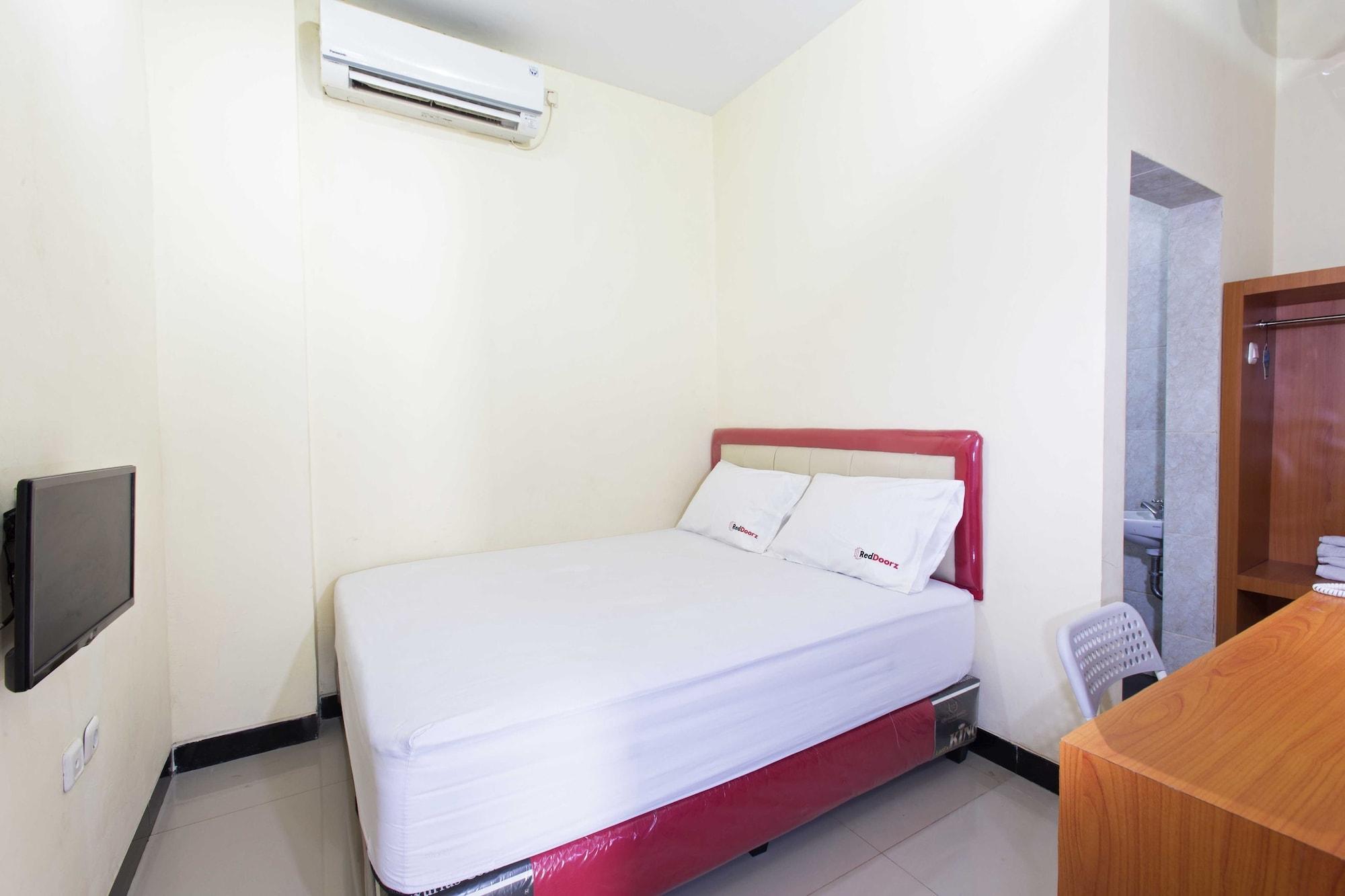 Reddoorz Plus @ Jalan Pemuda Jakarta Exterior photo