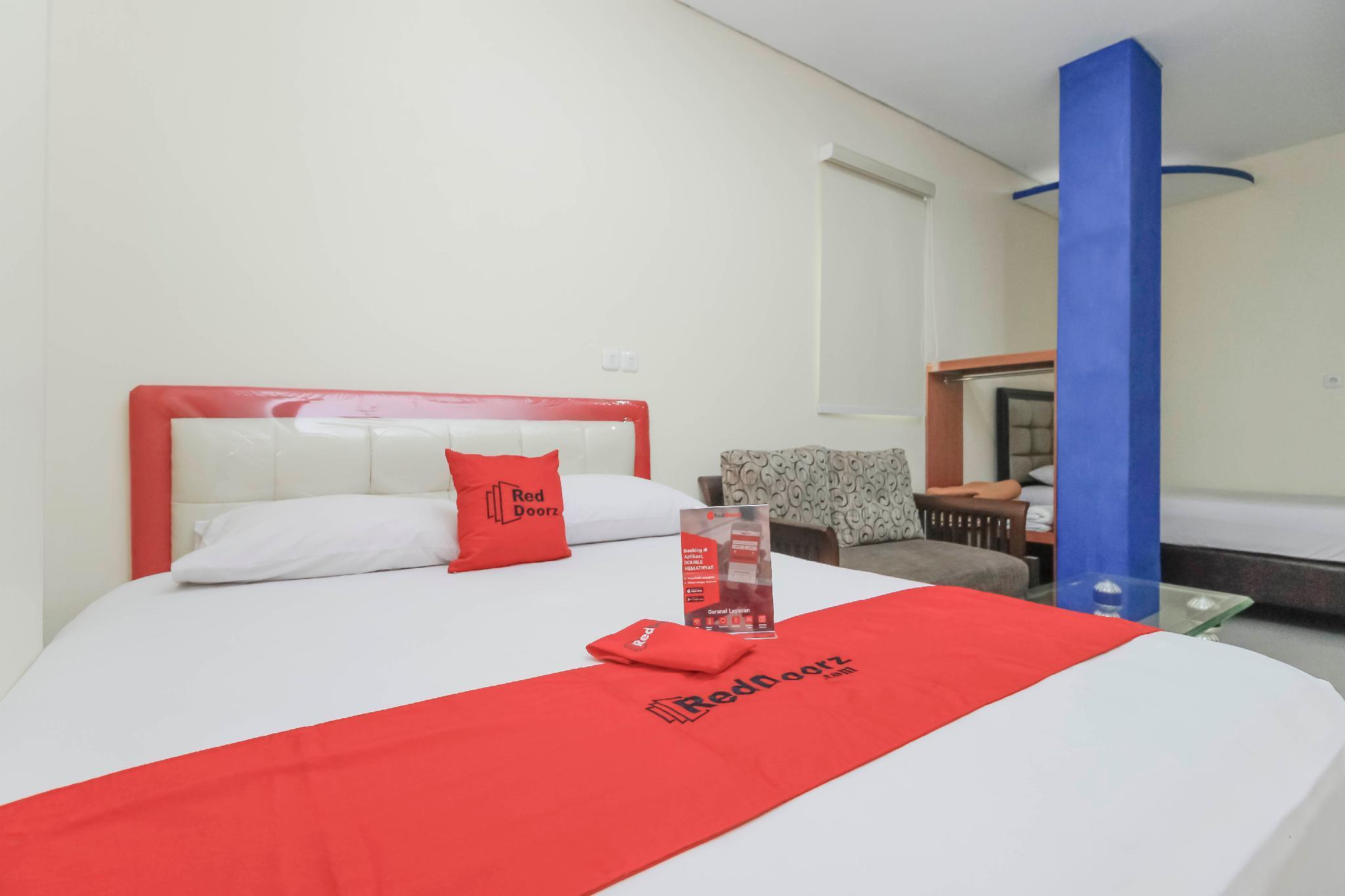 Reddoorz Plus @ Jalan Pemuda Jakarta Exterior photo