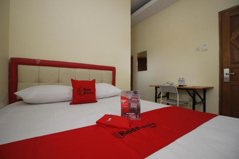 Reddoorz Plus @ Jalan Pemuda Jakarta Room photo