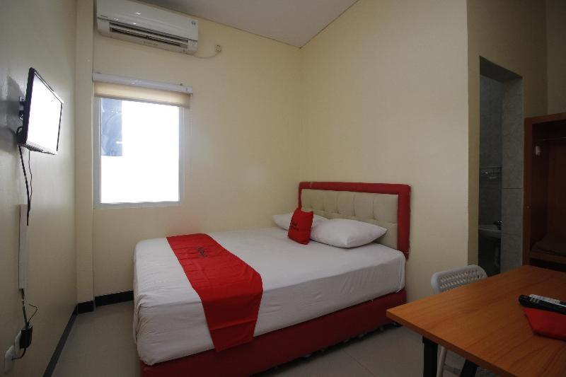 Reddoorz Plus @ Jalan Pemuda Jakarta Room photo